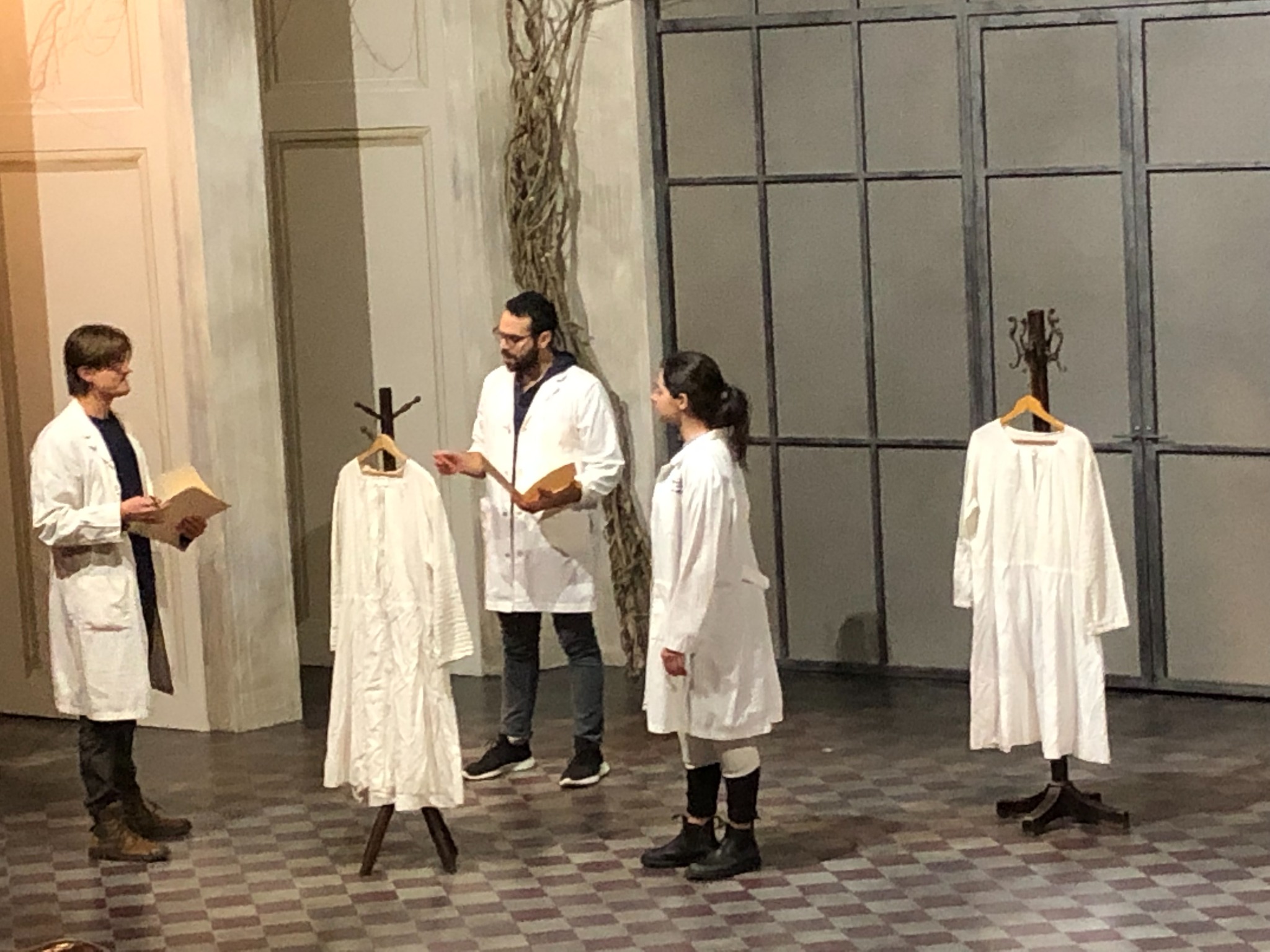 Actors performing in Sabina
